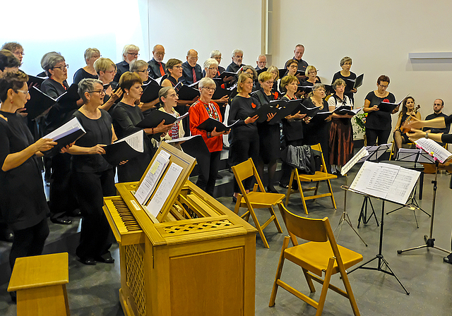 Energisch, präzise und klar: Giovanna Baviera dirigiert den Bacchanal Chor Aesch.  Foto: Thomas Brunnschweiler