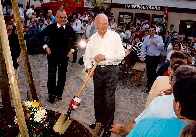 Ehrenbürger von Nunningen: 1987 pflanzte Albin Fringeli am Dorffest der Thiersteiner Gemeinde eine Linde auf dem Dorfplatz.  Foto: ZVG/AZ Medien