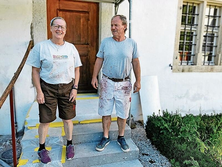 Verbringen ihre Ferien im Kloster Beinwil und steigen dabei in Arbeitskleidung: Anita und Beat Graf. Foto: Melanie Brêchet