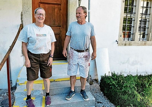 Verbringen ihre Ferien im Kloster Beinwil und steigen dabei in Arbeitskleidung: Anita und Beat Graf. Foto: Melanie Brêchet