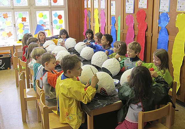 Geschäftiges Treiben im Kindergarten Ameisenhölzli 1: Die Larven bekommen jetzt den letzten Schliff.  Foto: Petra Pflugi