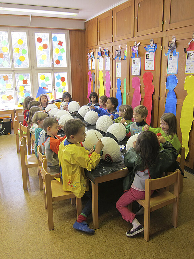 Geschäftiges Treiben im Kindergarten Ameisenhölzli 1: Die Larven bekommen jetzt den letzten Schliff.  Foto: Petra Pflugi