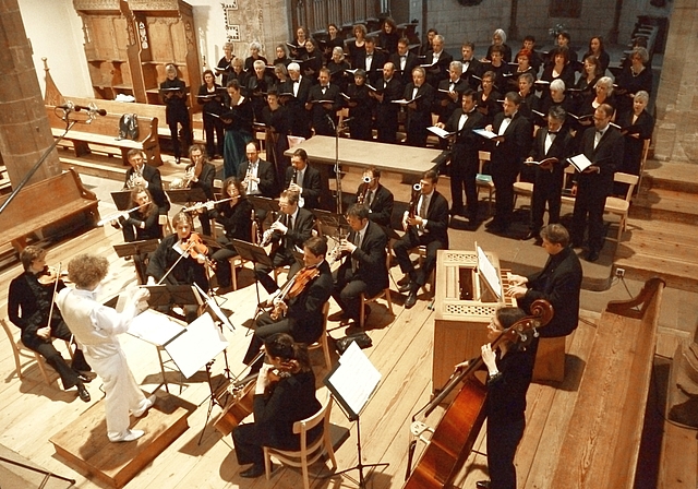 Offen für neue Klangerlebnisse: Das Carmina Vokal Ensemble unter der Leitung von Dirigentin Ly Aellen.  Foto: ZVG