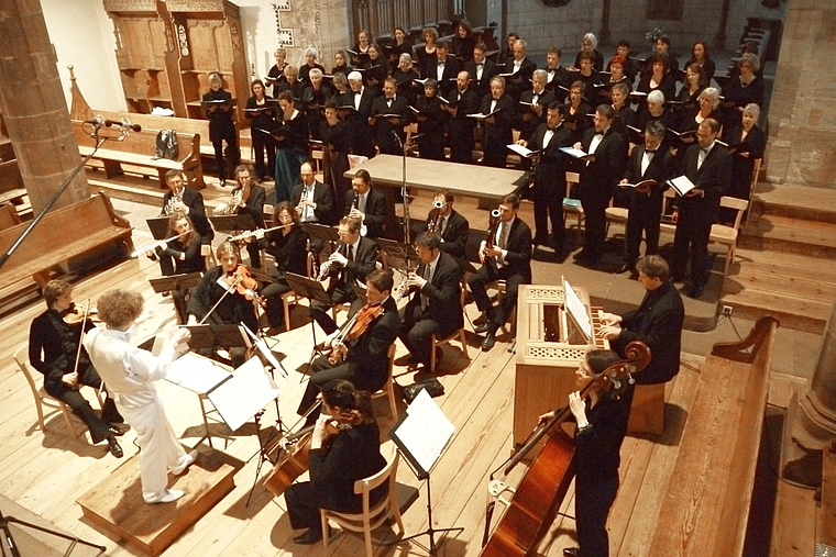 Offen für neue Klangerlebnisse: Das Carmina Vokal Ensemble unter der Leitung von Dirigentin Ly Aellen.  Foto: ZVG