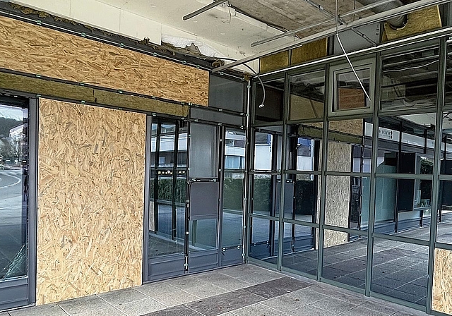Massive Schäden: Die Explosion vom 13. Februar hinterlässt in der UBS-Filiale im Wydehof Center in Breitenbach grosse Schäden. Holzbretter zeugen noch davon. Foto: Bea Asper
