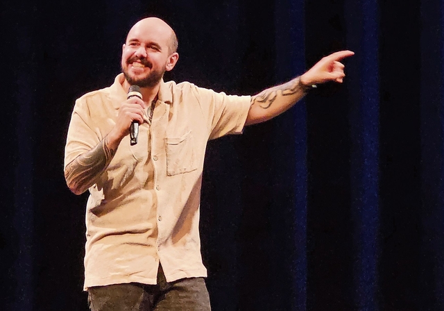 Hatte kontroverse Themen im Gepäck: Renato Kaiser sinnierte unter anderem über das Gendern, Abtreibungen oder Veganismus. Foto: Melanie Brêchet