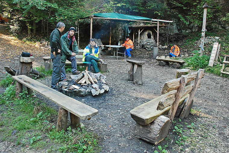 Waldplatz im alten Steinbruch: Viel Freiraum zum Atmen, Arbeiten und Entspannen. Foto: Thomas Brunnschweiler