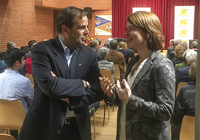 Verstanden sich auf und neben dem Podium: CVP-Präsident Gerhard Pfister und FDP-Präsidentin Petra Gössi vor ihrem Auftritt.  Foto: Caspar Reimer