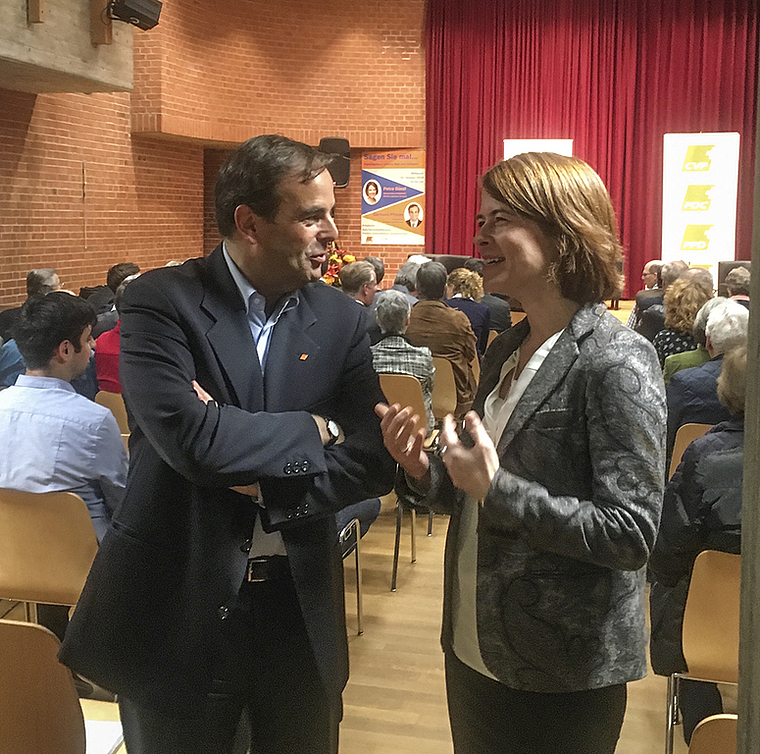 Verstanden sich auf und neben dem Podium: CVP-Präsident Gerhard Pfister und FDP-Präsidentin Petra Gössi vor ihrem Auftritt.  Foto: Caspar Reimer