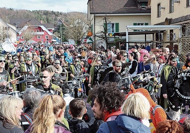 Hirzefäger: Die in der ganzen Schweiz bekannten Breitenbacher Musikerinnen und Musiker begeisterten mit ihren Guggen-Klängen. Fotos: Carlo Lang
