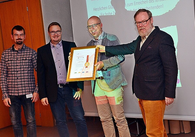 <em>Freudige Überraschung: </em>Dr. Thomas Meyer (v.r.n.l.) übergibt das terzLabel an Heimleiter Daniel Neuenschwander, Simon Rambuschund Stefan Meier.Foto: Roland Bürki