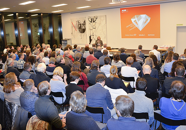 Volles Haus: Die Aussteller lauschen den Ausführungen von OK-Präsidentin Gerda Massüger.  Foto: Thomas Kramer