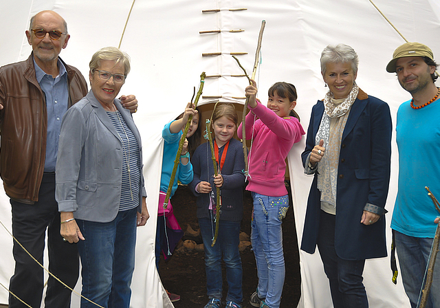 Das neue Tipi erfreut sich bei allen grosser Beliebtheit: Peter und May Trauffer (l.), Robi-Kinder, Gemeinderätin Jeanne Locher (SP) und Robi-Leiter David Brönnimann (r.).  Foto: Isabelle Hitz