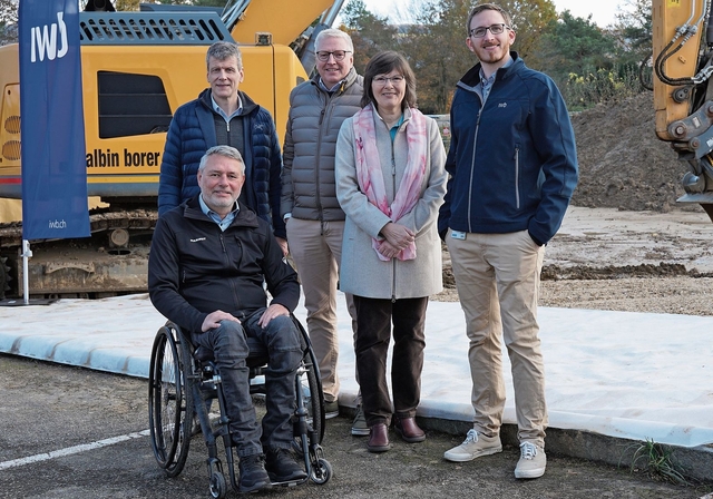 Am Spatenstich dabei: (v. l.) Ferdinand Pulver (Gemeindepräsident), Claus Schmidt (CEO der IWB), Bruno Jordi (Leiter Wärmeverbünde Schweiz, IWB), Doris Vögeli (Gemeinderätin) und Dominic Festini (Projektleiter IWB). Foto: Tobias Gfeller