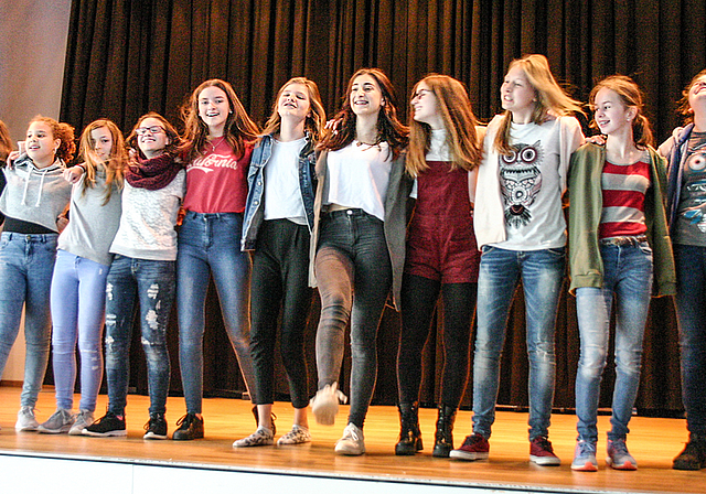 Vor dem grossen Auftritt: Letzte Proben der Schülerinnen und Schüler der Sek Münchenstein-Arlesheim.  Foto: Barbara Nüesch