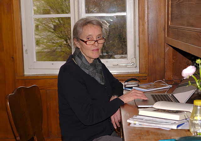 Aussteigerin auf Zeit: Brita Polzer beim konzentrierten Arbeiten am Schreibtisch ihrer Klosterzelle.  Foto: Thomas Brunnschweiler