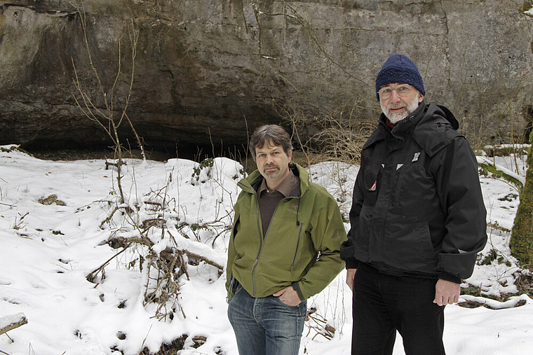 Die beiden Zugpferde: Rolf Zimmerli (l.) und Werner Janz vor dem Bättlerloch, der längsten Höhle des Baselbiets.  Foto: MartinStaub