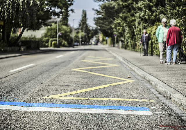 Bussenfalle: Wer diesen blauen Strich übersieht, riskiert eine Busse.  Foto: Roland Schmid