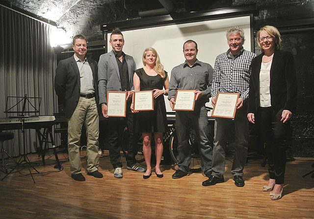 Grosse Freude an der Preisverleihung im Schloss-Chäller: (v. l.) Jurymitglied Matthias Preiswerk; Preisträger David Llaneza und Désirée Germann (Sportförderpreis); Alex Dänzer, Präsident Katholische Jungmannschaft; Peter Pisan,
