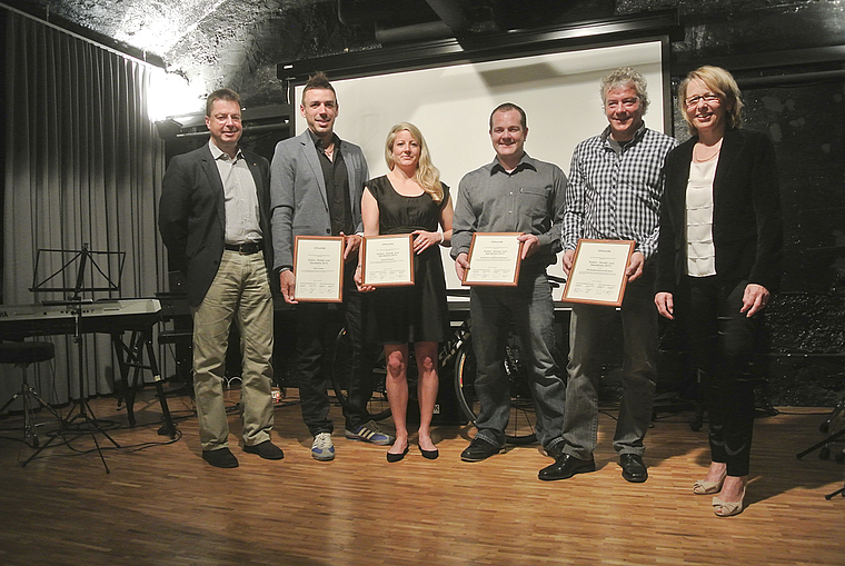 Grosse Freude an der Preisverleihung im Schloss-Chäller: (v. l.) Jurymitglied Matthias Preiswerk; Preisträger David Llaneza und Désirée Germann (Sportförderpreis); Alex Dänzer, Präsident Katholische Jungmannschaft; Peter Pisan,
