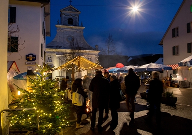 Weihnachtsstimmung auf dem Klosterplatz: Der Weihnachtsmarkt mit regionalen und klösterlichen Produkten zog viele Besucherinnen und Besucher an. Fotos: Martin Staub
