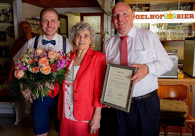 <em>Strahlende Jubilarin in ihrem Lokal: </em>Erna Hammel mit ihren Gratulanten der Gastro Solothurn, Roger Henz (l.) und Urs Schindler. Foto: zvg