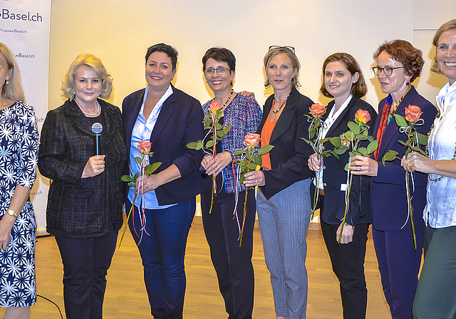 Nach dem Podium: (v.  l.) Susanne Leutenegger Oberholzer und Sibylle von Heydebrand; die Baselbieter Kandidatinnen Daniela Schneeberger, Elisabeth Augstburger, Maya Graf und die Baslerinnen Gianna Hablützel-Bürki, Eva Herzog und Patrizia von Falken