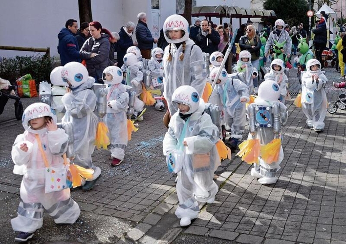 Startklar: Gleich mehrere Klassen verkleideten sich als Astronauten.