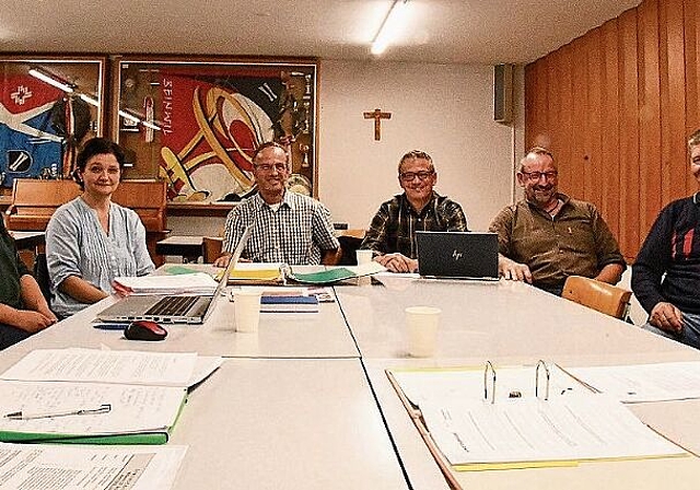 Neuanfang: (v.l.) Lucie Bégulin, Gemeindeschreiberin Petra Christ, Gemeindepräsident Andreas Bringold, Statthalter Peter Christ, Rolf Jeker und Pius Bader. Foto: Bea Asper