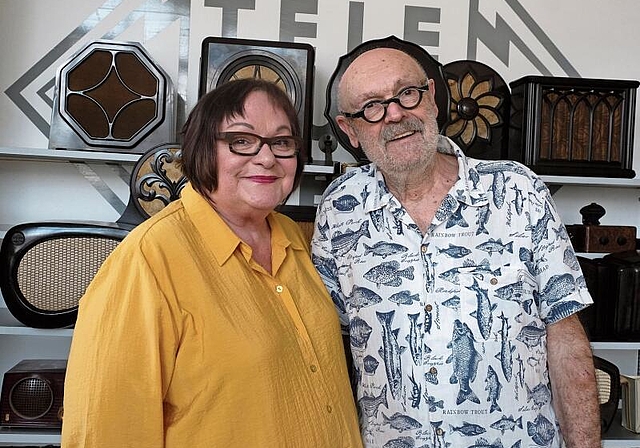 Im Museum: Manon und Jörg Josef Zimmermann vor einigen Bakelit-Radios. Foto: Thomas Brunnschweiler