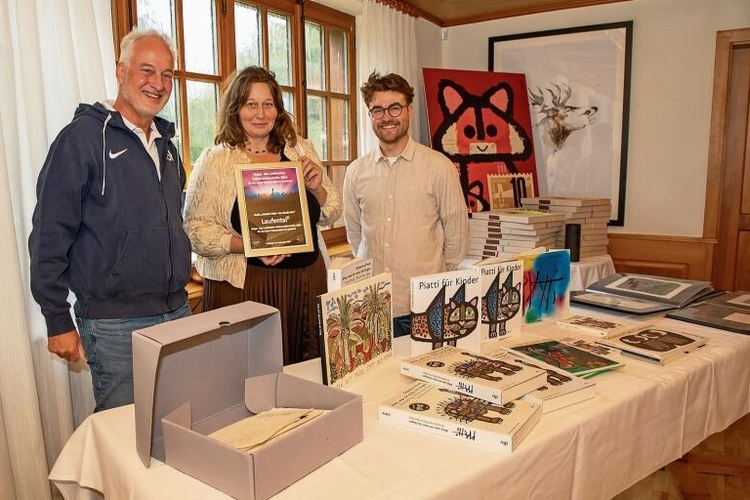 Übergabe: Barbara Piatti und Cedric Kegreiss (r.) freuen sich über das von Urs Hofer (l.) überreichte Zertifikat für das beste Laufentaler Kulturprojekt 2023, LaufentalK. Fotos: Martin Staub