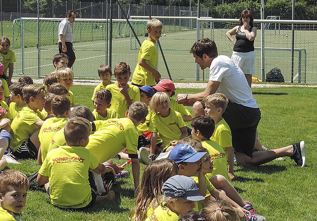 Fussballexperte und Nachwuchs: Beni Huggel vermochte die Kinder für Sport und Fussball zu begeistern.  Foto: zVg/Kinder-Camps.ch