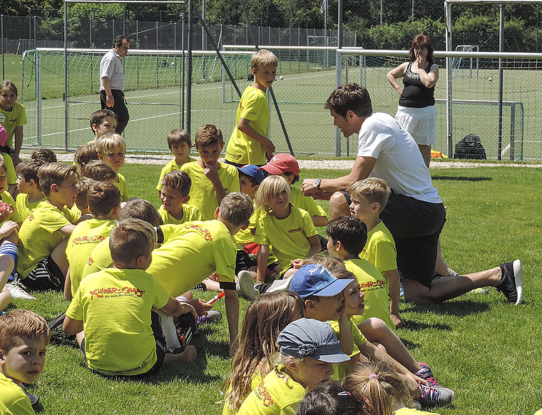 Fussballexperte und Nachwuchs: Beni Huggel vermochte die Kinder für Sport und Fussball zu begeistern.  Foto: zVg/Kinder-Camps.ch