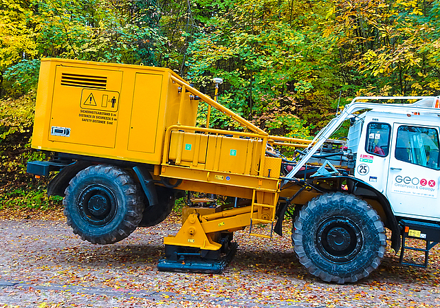 Vibro-Truck im Einsatz: Die schwarze Bodenplatte jagt Schallwellen in den Boden.  Foto: Tobias Gfeller