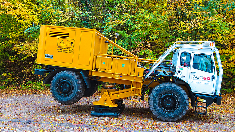 Vibro-Truck im Einsatz: Die schwarze Bodenplatte jagt Schallwellen in den Boden.  Foto: Tobias Gfeller