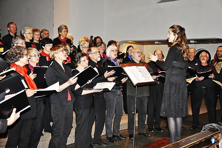 Alle Augen auf der Dirigentin: Der Bacchanal-Chor Aesch und der Singchor Basel unter der Leitung von Annie Dufresne beim gemeinsamen Jahreskonzert.  Foto: Isabelle Hitz