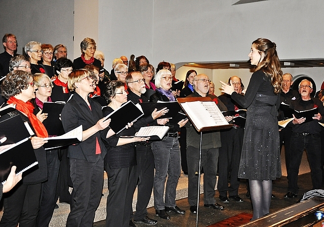 Alle Augen auf der Dirigentin: Der Bacchanal-Chor Aesch und der Singchor Basel unter der Leitung von Annie Dufresne beim gemeinsamen Jahreskonzert.  Foto: Isabelle Hitz