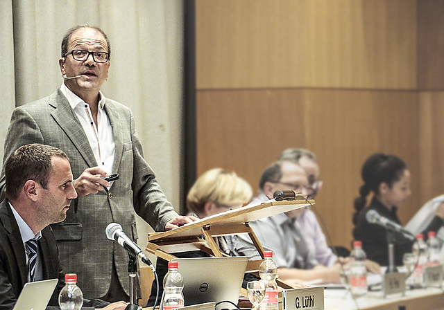 Versammlungsleiter: Gemeindepräsident Giorgio Lüthi am Mittwoch vor einer Woche.  Foto: Lukas Hausendorf