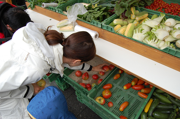 Saisonales Angebot: Die Kunden schätzen die frischen Bioprodukte aus der Region.  Foto: Axel Mannigel