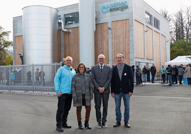 Inbetriebnahme der Heizzentrale: mit dabei waren Martin Dietler (Primeo Energie), Eveline Sprecher (Gemeindepräsidentin Aesch), Cédric Christmann (CEO Primeo Energie) und Thomas Häring (Bürgerrat BG Aesch). Foto: Tobias Gfeller