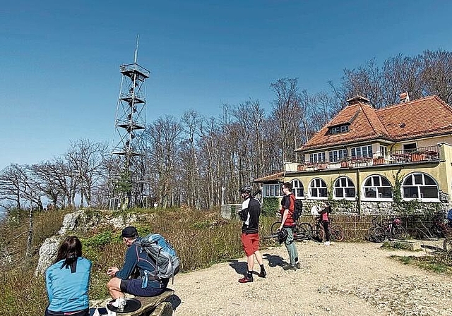 Die einen freut’s, die anderen stört’s: Der Gempen lockt vor allem bei Sonnenschein viele Besucher an. Foto: Bea Asper