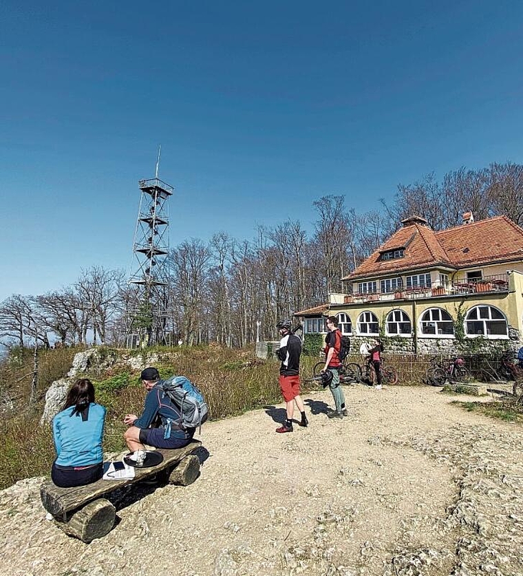 Die einen freut’s, die anderen stört’s: Der Gempen lockt vor allem bei Sonnenschein viele Besucher an. Foto: Bea Asper