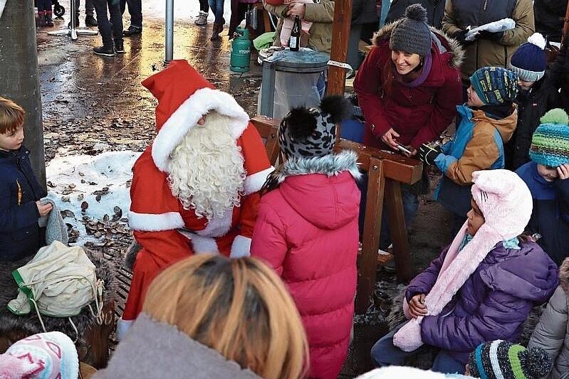 Samichlaus: Am Samstag und am Sonntag besuchte der Samichlaus viele Kinder und brachte ihnen Geschenke mit. Vor dem Verschenken allerdings wollte er von den mutigen Kleinen ein Gedicht hören.