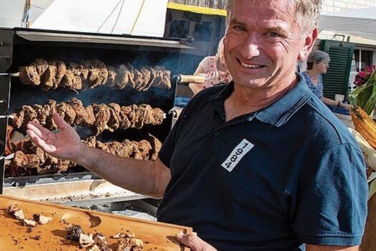 Mutzbraten: Der Thüringer Jens Zeidler zelebrierte für das Beizlein der Männerriege Kleinlützel die Spezialität aus seiner Heimat.