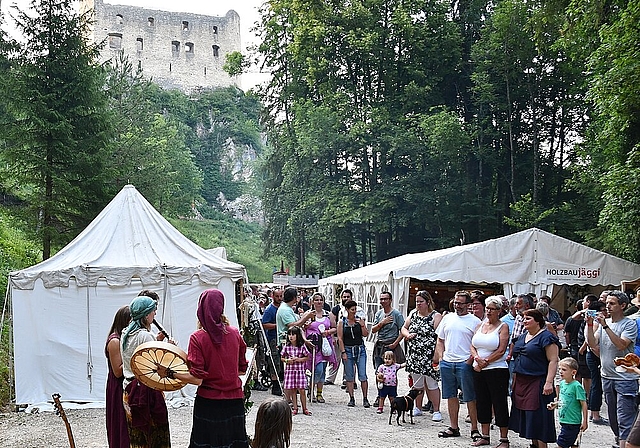 <em>Zeitmaschine: </em>Am Mittelalterfest wurde man zurückversetzt in die Zeit der Ritter und Burgfräuleins.Foto: Bea asper