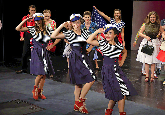 Tanzeinlage: Im Stil der US-amerikanischen Ur-Girlgroup The Andrews Sisters aus den swingenden 1940er-Jahren begeisterten auf der Goetheanum-Bühne Maria Minguer, Rosalie Völlmin und Samira Kleiber als «Berry Sisters».  Foto: ZVG/Jonathan Böttich