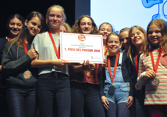 Goldmedaillen für die Gewinner: Die Schülerinnen und Schüler der Musikschule und des Campus Zuchwil sicherten sich mit ihrem Musical 1500 Franken Preisgeld für das beste Musikprojekt.  Foto: Isabelle Hitz