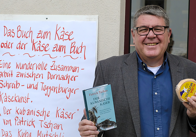 Autor und Gourmet: Der Schriftsteller Patrick Tschan präsentiert das Buch zum Käse und den Käse zum Buch.  Foto: Thomas Brunnschweiler