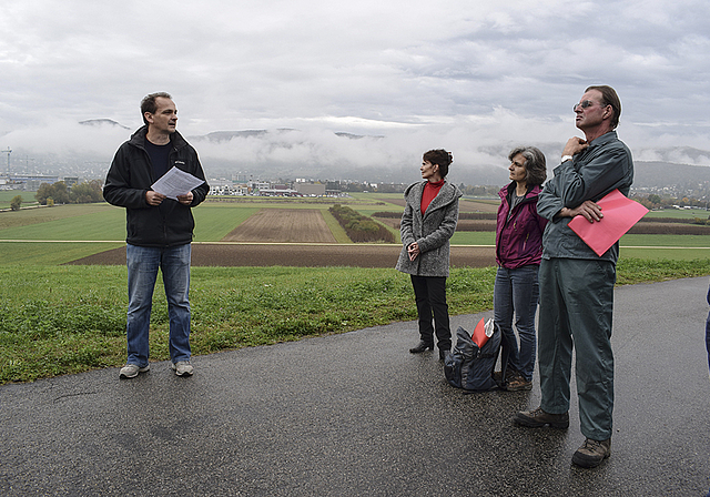 Aescher Bauern bekräftigten Widerstand gegen das Schwingfest: Heute – genauso wie anlässlich einer Medienkonferenz von Bauern und Umweltschützern von Ende Oktober (Foto).  Foto: Benjamin Wieland