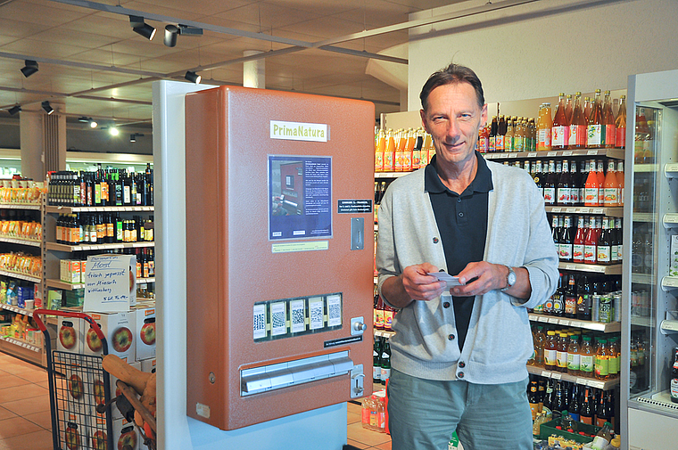 Literatur statt Nikotin: Gilbert Laissue vor dem Literaturautomaten im Prima Natura.  Foto: Isabelle Hitz